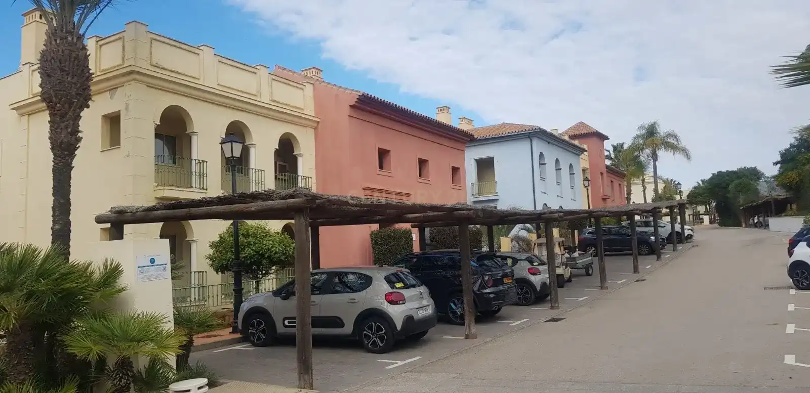 Parkplatz von Maisonette zum Verkauf in Manilva mit Klimaanlage, Privatgarten und Schwimmbad