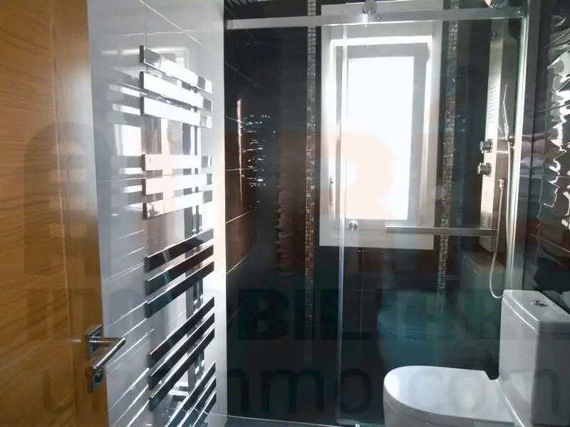 Bany de Pis en venda en Oviedo  amb Calefacció, Forn i Microones