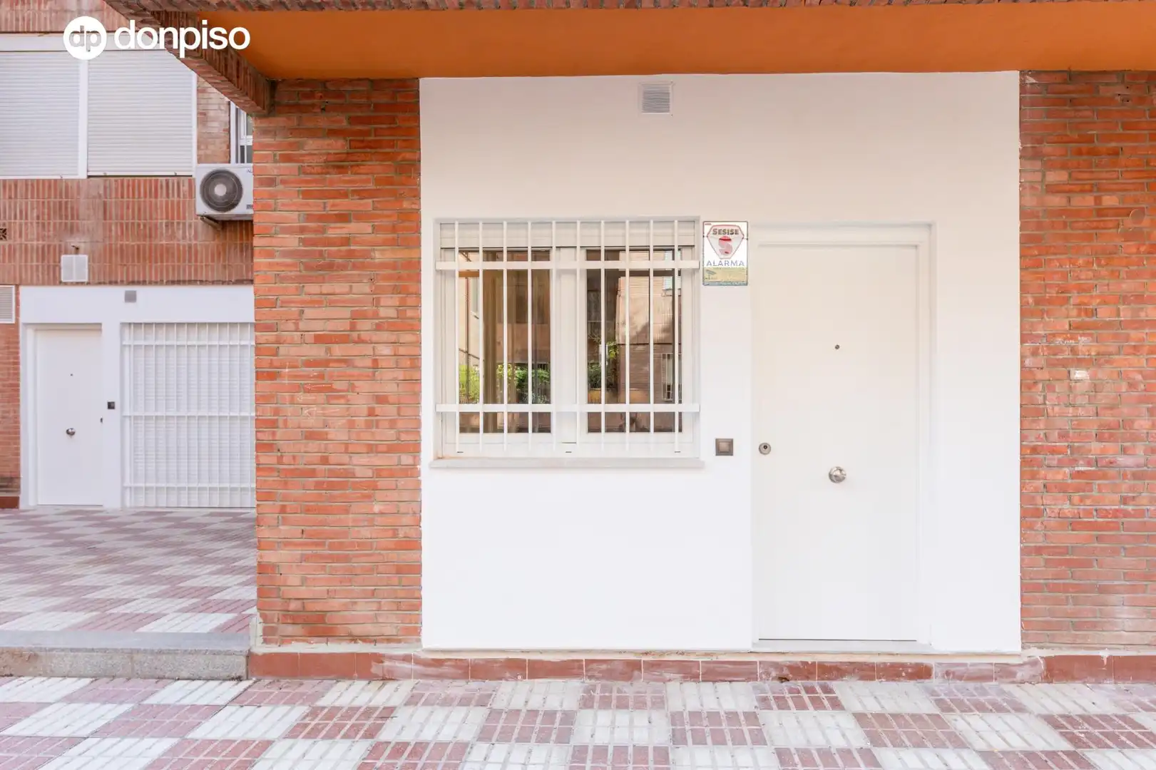 Außenansicht von Wohnungen zum Verkauf in Granada mit Klimaanlage und Heizung