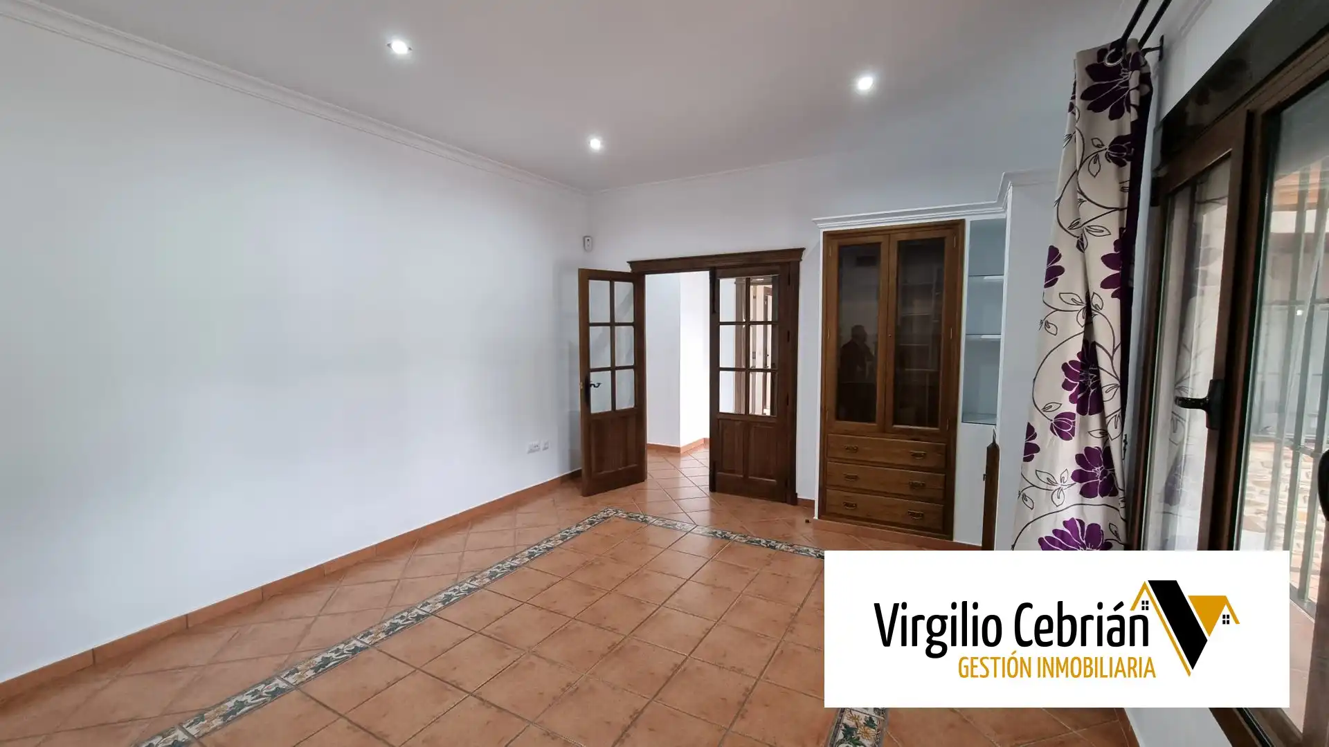 Sala d'estar de Casa o xalet en venda en Chipiona amb Aire condicionat, Jardí privat i Terrassa