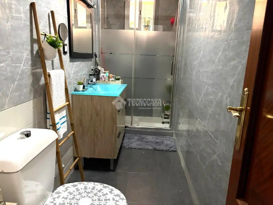 Bathroom of Flat for sale in Sevilla  with Air Conditioner