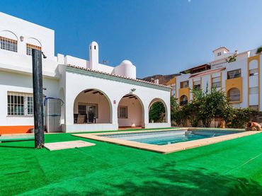 Detached house with balcony for sale in Aguadulce