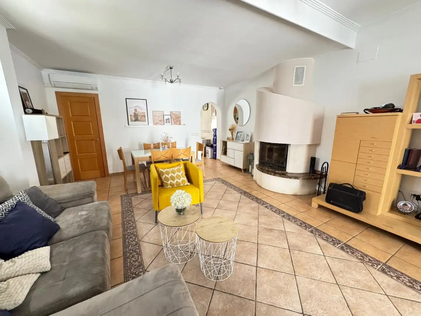 Wohnzimmer von Einfamilien-Reihenhaus zum Verkauf in Fuengirola mit Klimaanlage, Terrasse und Möbliert