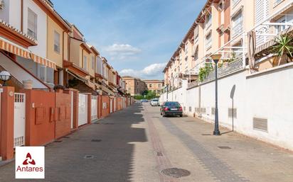 Exterior view of Flat for sale in  Granada Capital