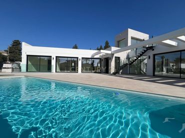 Casa con piscina en venta en El Faro de Calaburra - Chaparral