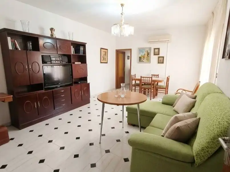 Sala de estar de Piso en venta en Almería con Aire acondicionado, Calefacción y Amueblado