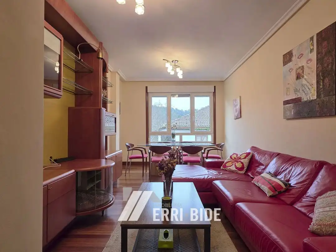 Sala de estar de Piso en venta en Mungia con Calefacción, Trastero y Balcón