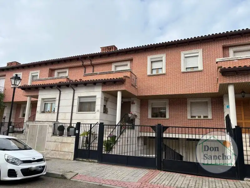 Vista exterior de Casa adosada en venta en Laguna de Duero con Calefacción, Jardín privado y Terraza