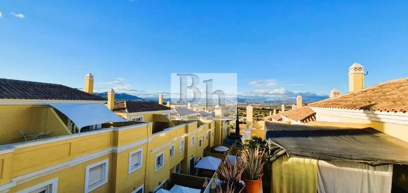 Vista exterior de Casa adosada en venta en Alhaurín de la Torre con Aire acondicionado, Calefacción y Jardín privado