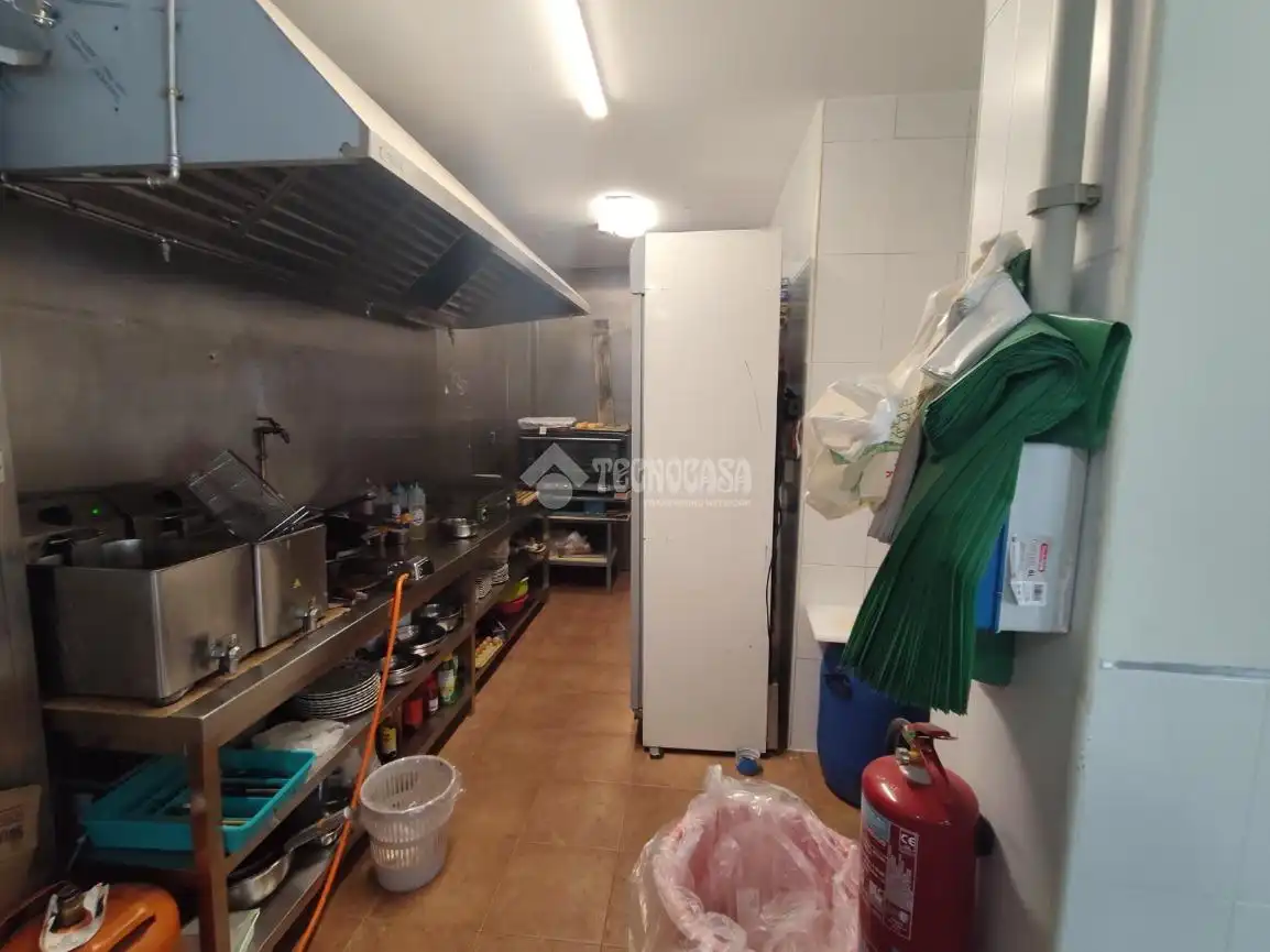 Cuina de Local en venda en Velilla de San Antonio amb Aire condicionat, Calefacció i Terrassa