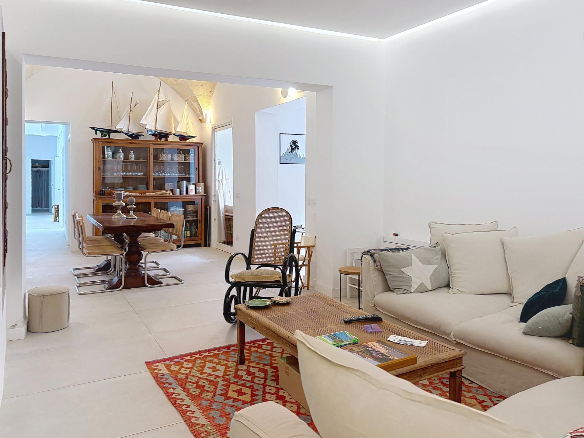 Wohnzimmer von Einfamilien-Reihenhaus zum Verkauf in Ciutadella de Menorca mit Klimaanlage, Heizung und Terrasse