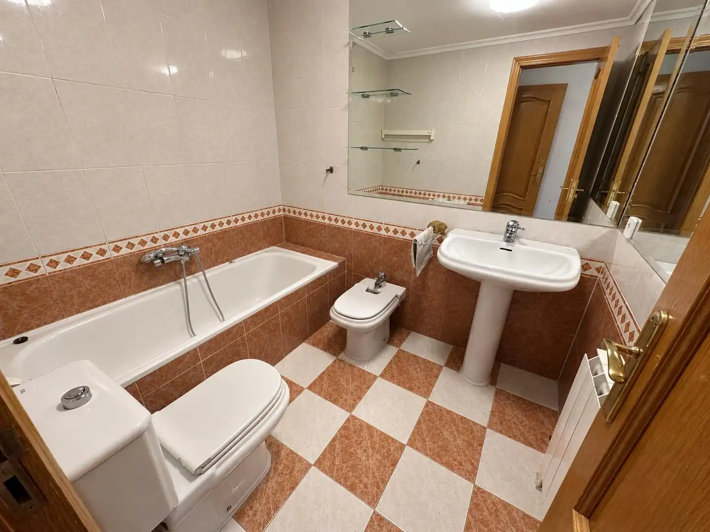 Baño de Apartamento en venta en Burgos con Calefacción, Terraza y Trastero