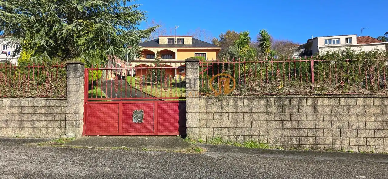 Vista exterior de Casa o xalet en venda en Vilagarcía de Arousa amb Calefacció, Jardí privat i Terrassa