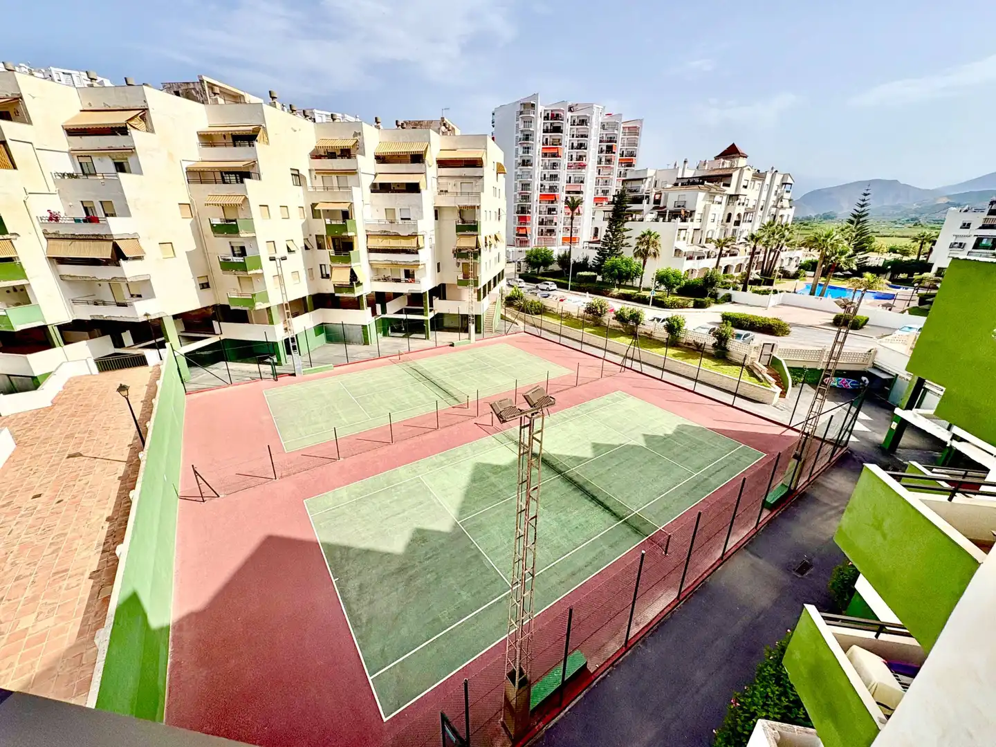 Vista exterior de Apartament en venda en Salobreña amb Jardí privat, Terrassa i Moblat