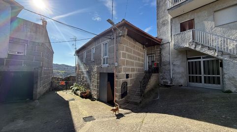 Casa de piedra en allariz con tejado, ventanas calefacción nuevos. Con patio y terreno amplio!