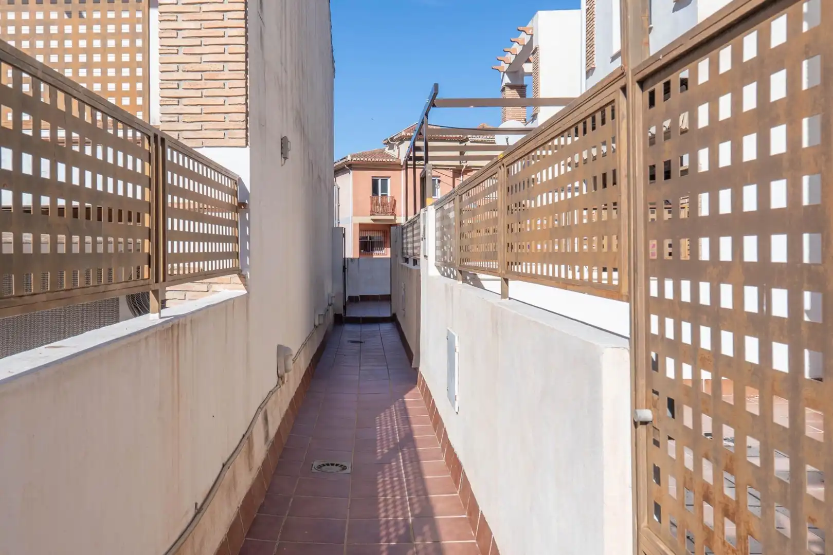 Vista exterior de Casa adosada en venta en Cenes de la Vega con Aire acondicionado, Calefacción y Jardín privado