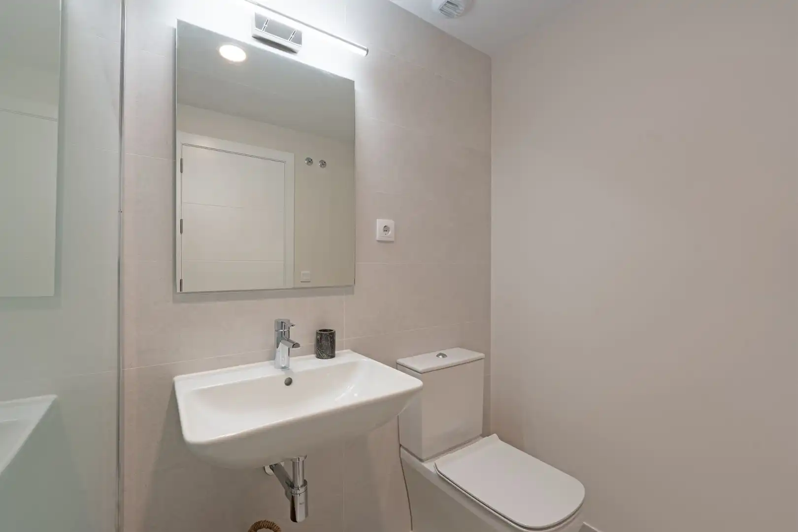 Badezimmer von Dachboden zum Verkauf in Estepona mit Klimaanlage, Terrasse und Abstellraum