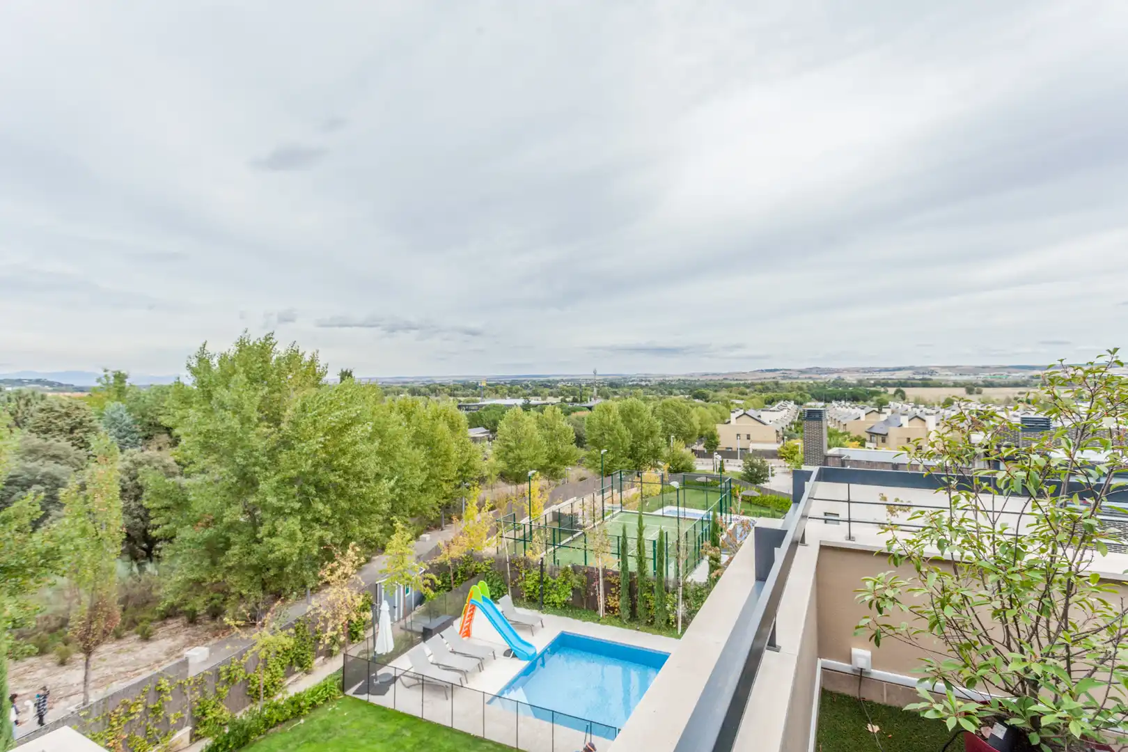 Schwimmbecken von Maisonette zum Verkauf in Fuente del Fresno mit Klimaanlage, Heizung und Abstellraum