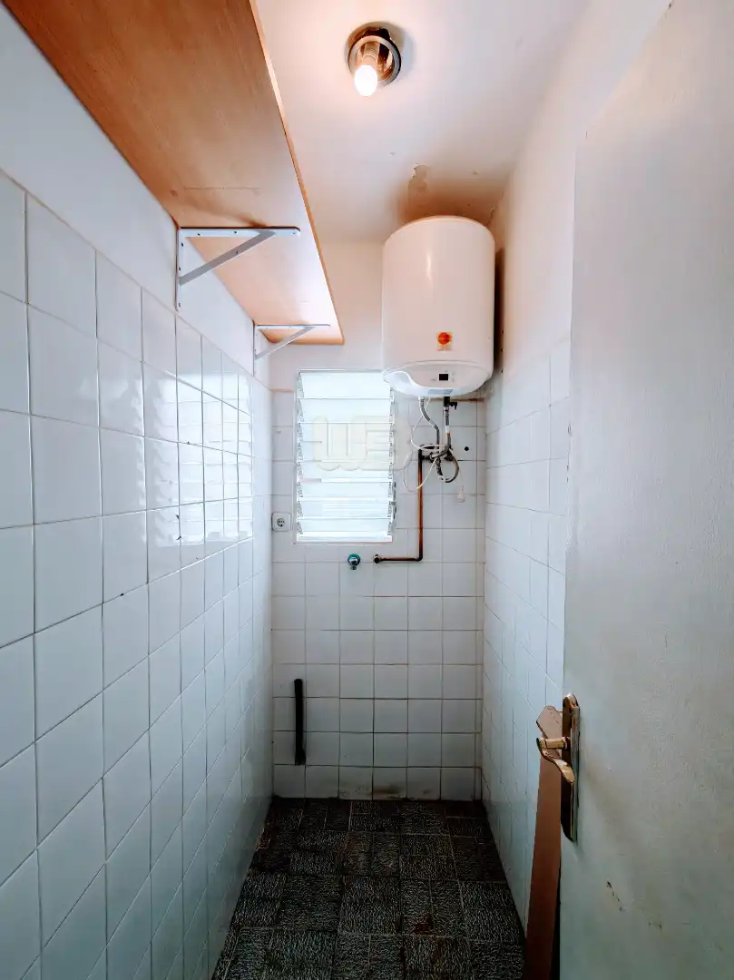 Badezimmer von Dachboden zum Verkauf in Barcelona mit Parkett, Terrasse und Ofen