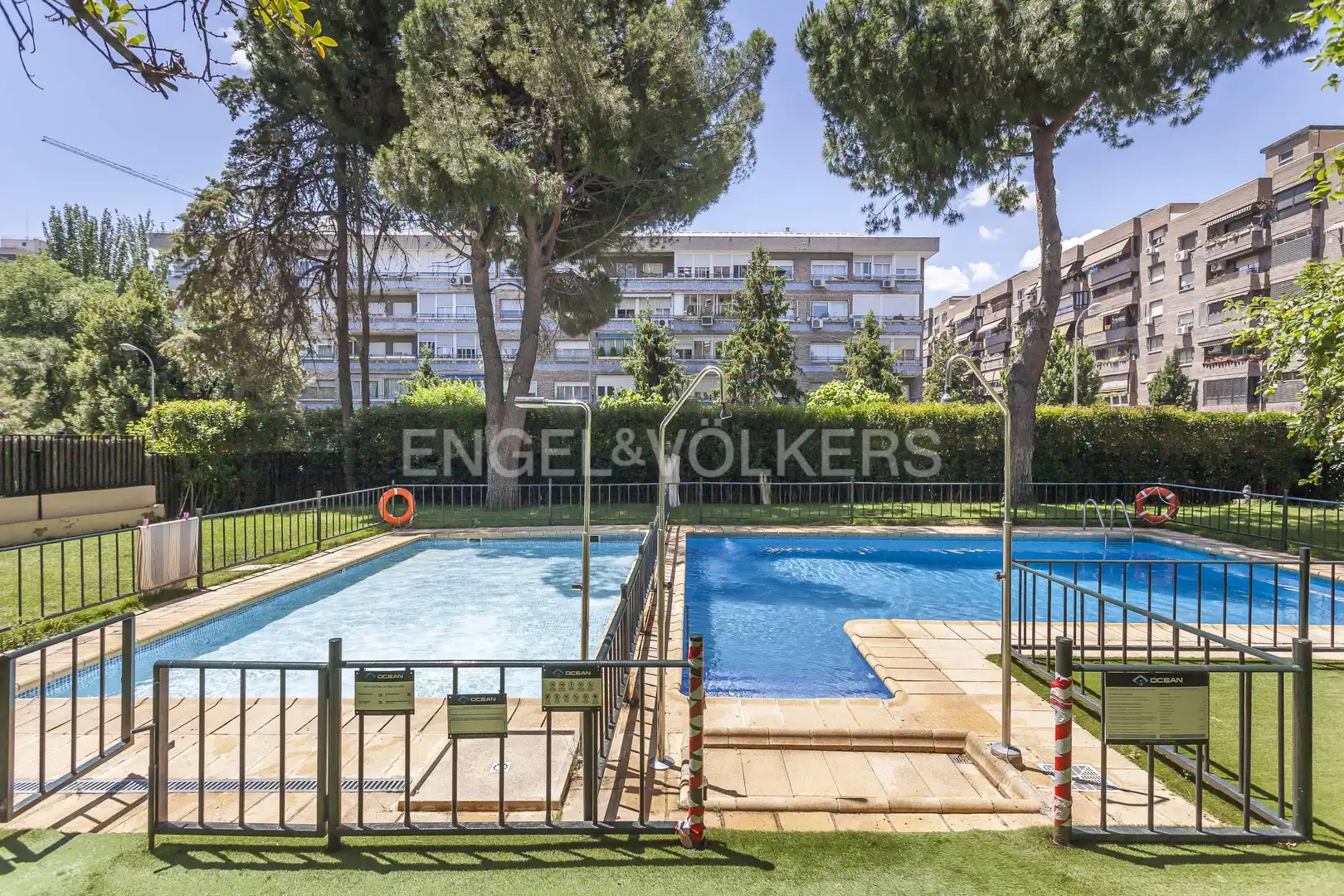 Piscina de Pis de lloguer en Madrid amb Aire condicionat, Calefacció i Jardí privat