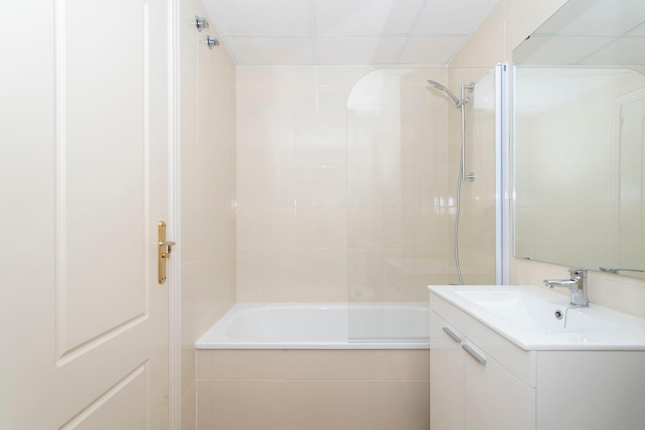 Bathroom of Flat for sale in  Sevilla Capital  with Air Conditioner, Terrace and Storage room