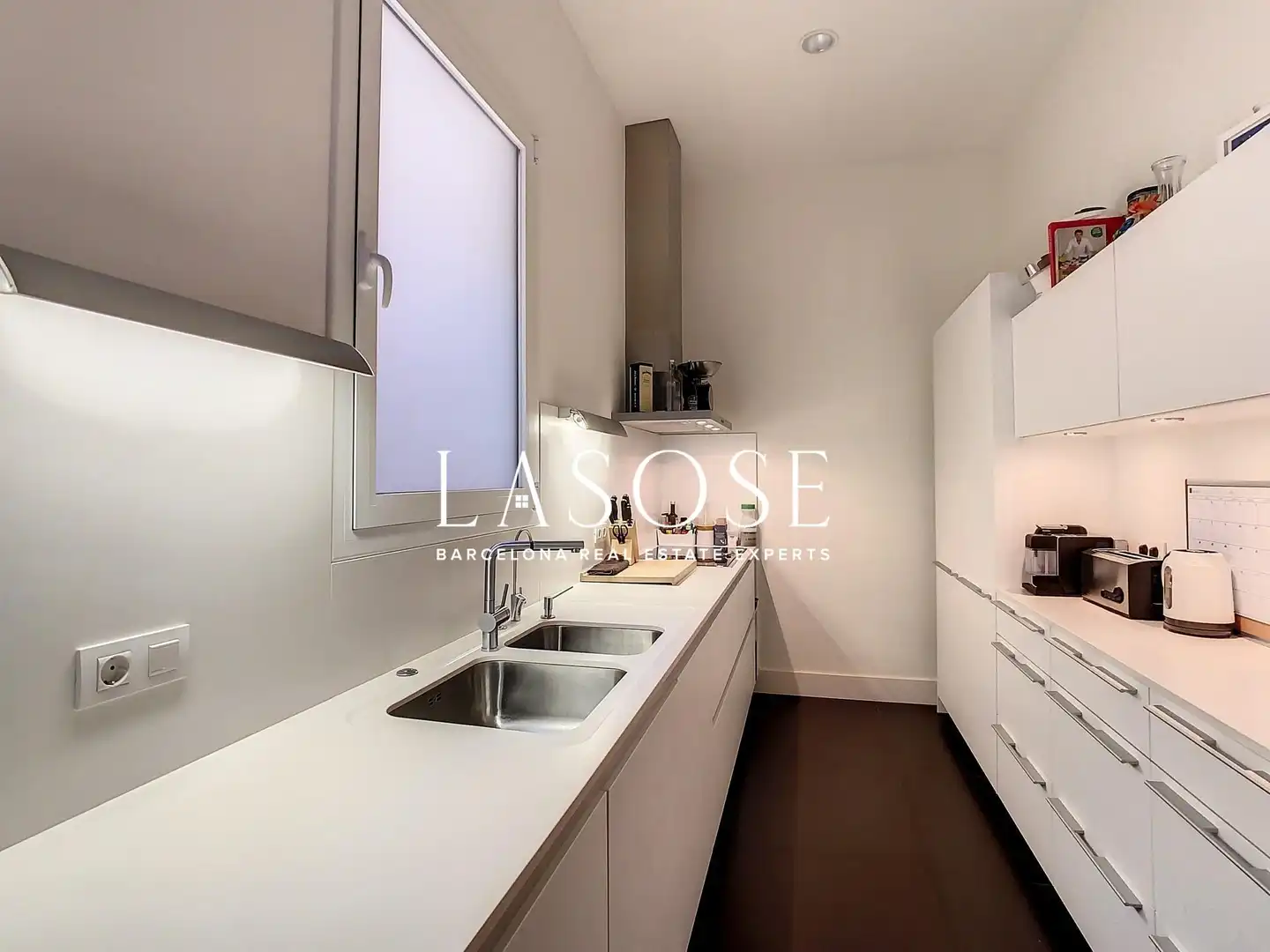 Cuina de Apartament de lloguer en Barcelona amb Aire condicionat, Parquet i Balcó