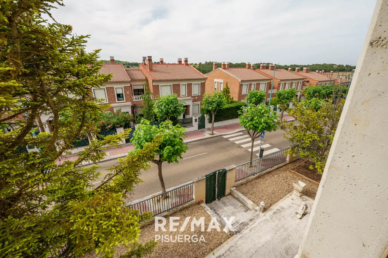 Vista exterior de Casa o xalet en venda en Valladolid amb Calefacció, Jardí privat i Terrassa