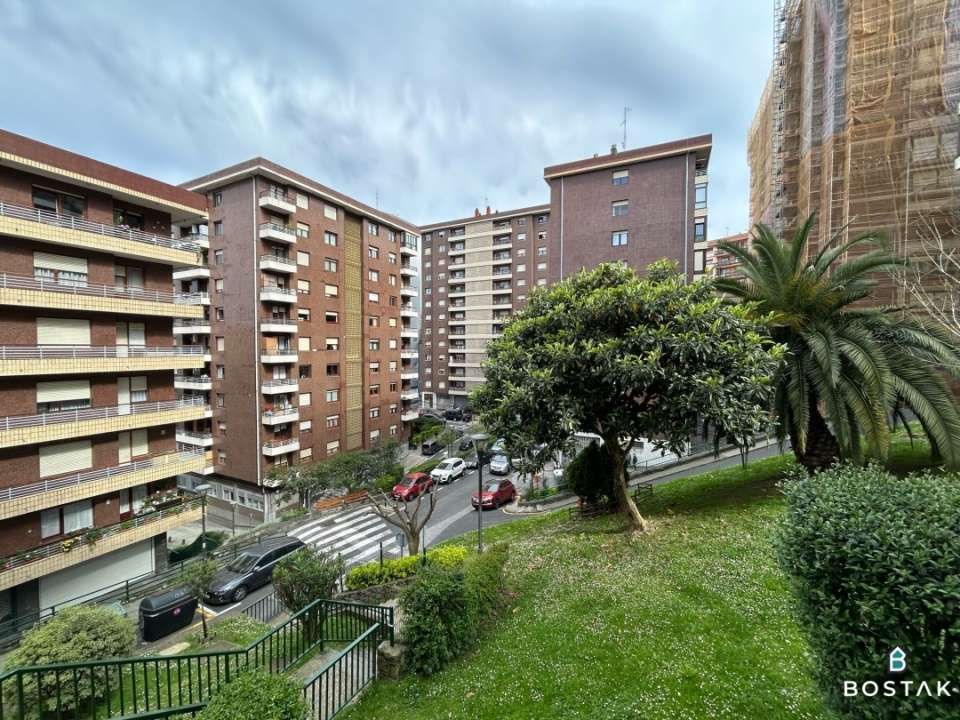 Vista exterior de Pis en venda en Bilbao  amb Calefacció i Traster