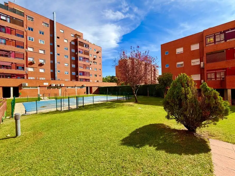 Außenansicht von Wohnung zum Verkauf in Madrid mit Klimaanlage, Heizung und Schwimmbad