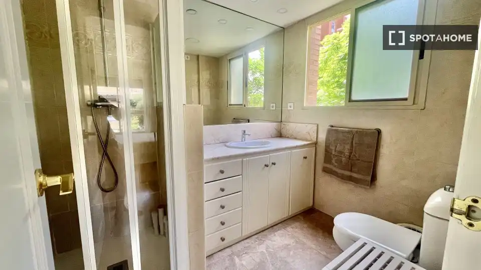 Bathroom of Flat for rent in Valencia  with Air Conditioner, Heating and Furnished