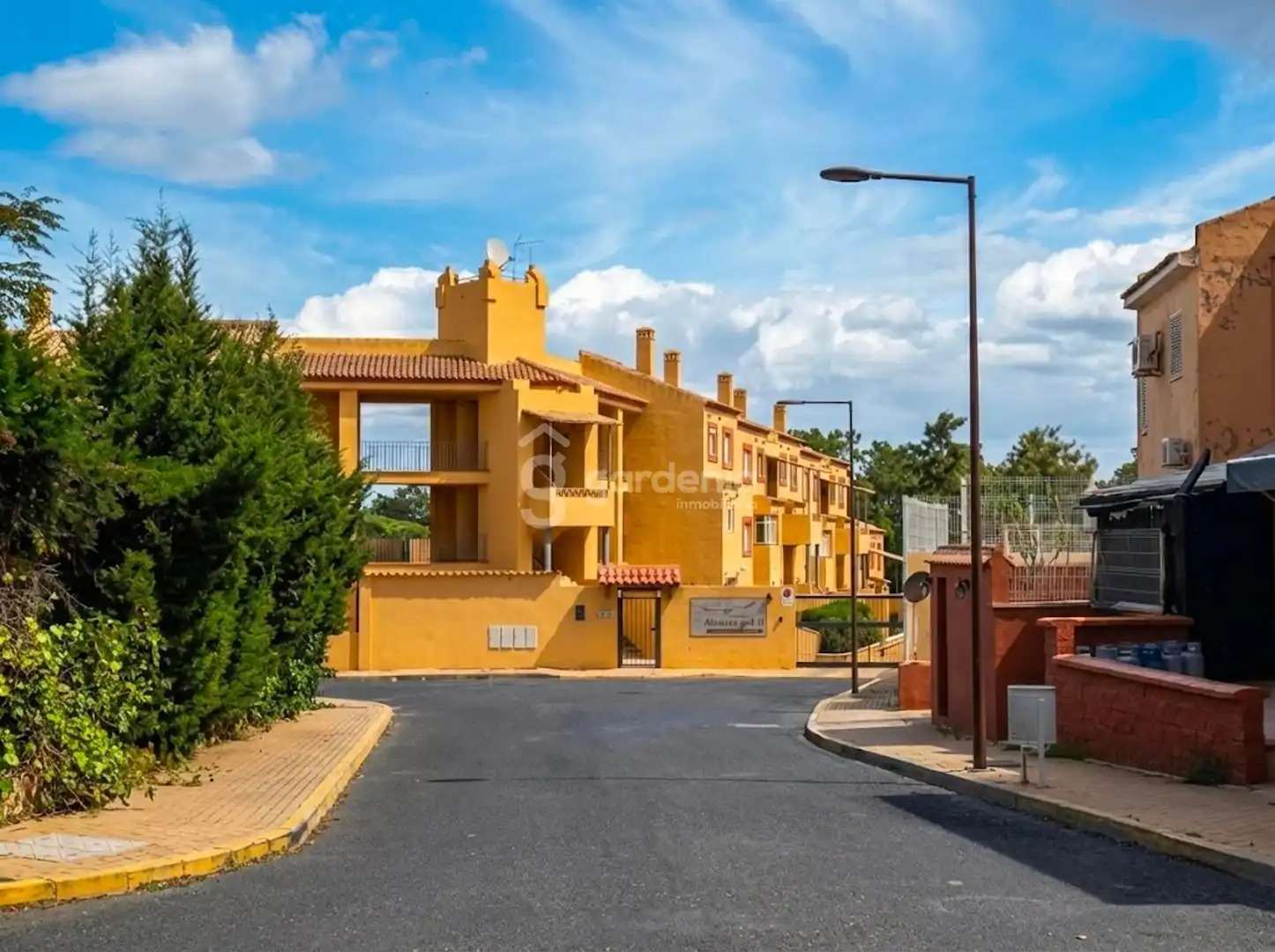 Außenansicht von Einfamilien-Reihenhaus zum Verkauf in Islantilla mit Privatgarten und Terrasse