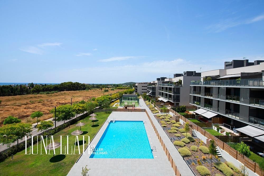 Vista exterior de Àtic en venda en Sitges amb Aire condicionat, Jardí privat i Terrassa