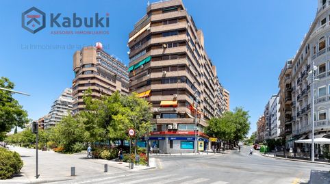 Se pone a la venta piso excepcional en pleno centro de Granada, una vivienda reformada y muy luminosa que combina comodidad, acces