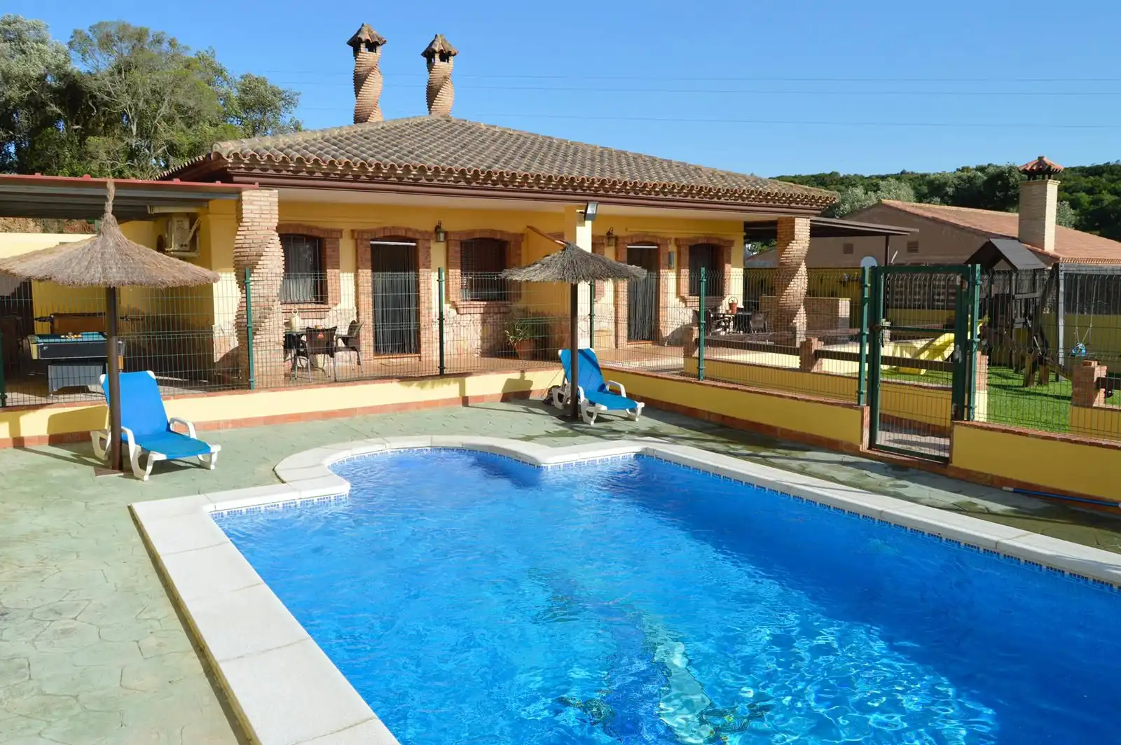 Vista exterior de Casa o xalet de lloguer en Barbate amb Aire condicionat, Jardí privat i Terrassa