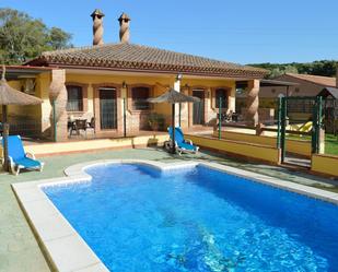 Vista exterior de Casa o xalet de lloguer en Barbate amb Aire condicionat, Terrassa i Piscina