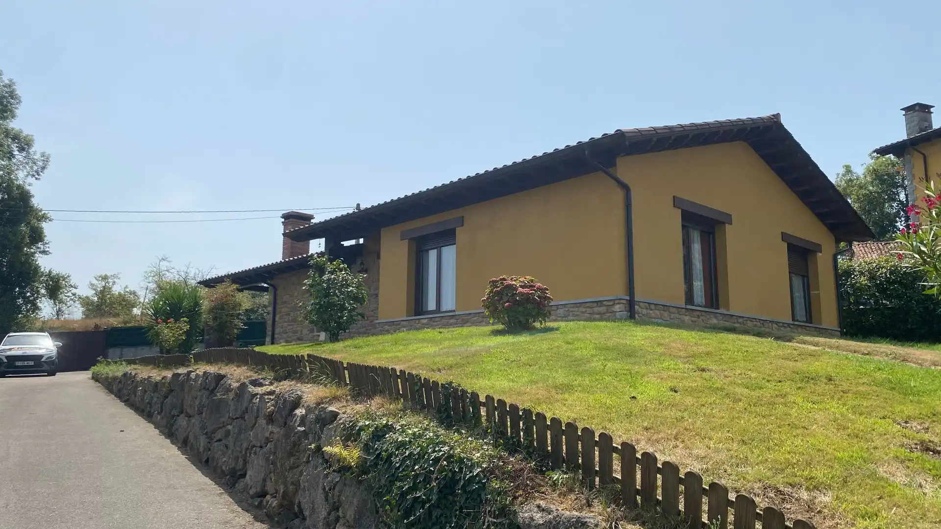 Vista exterior de Casa o xalet en venda en Parres amb Calefacció, Jardí privat i Traster