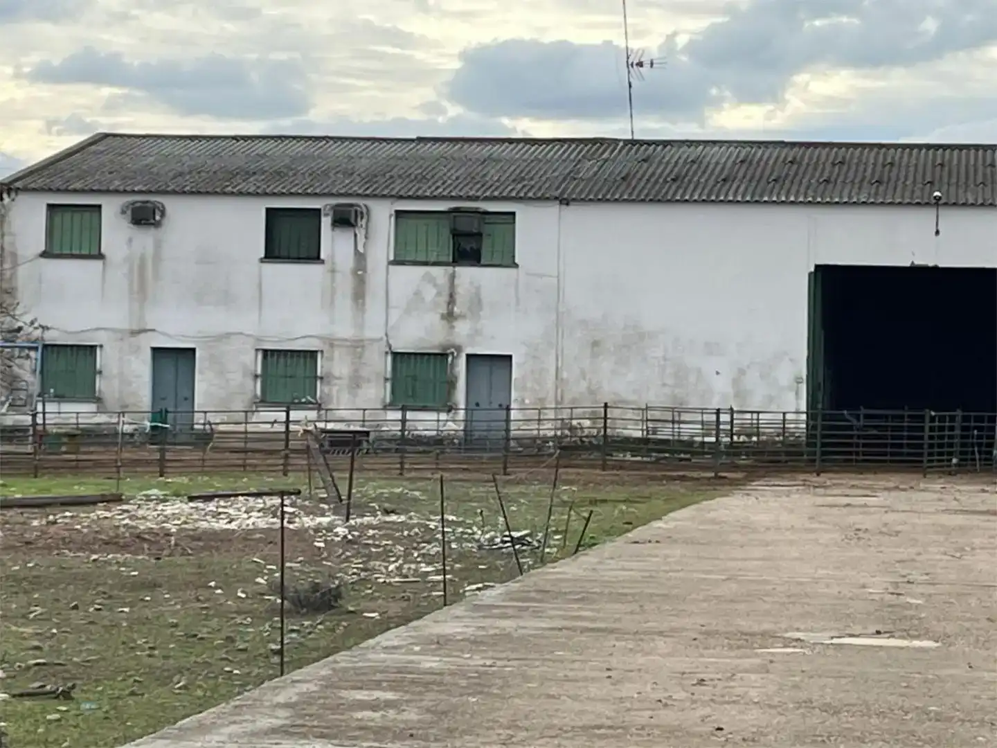 Vista exterior de Finca rústica en venda en La Albuera amb Piscina