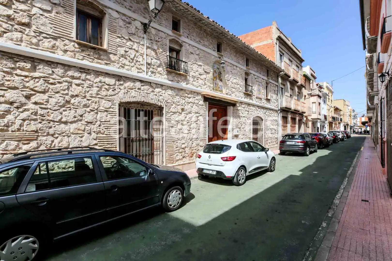 Außenansicht von Einfamilien-Reihenhaus zum Verkauf in Gandia mit Privatgarten, Terrasse und Abstellraum
