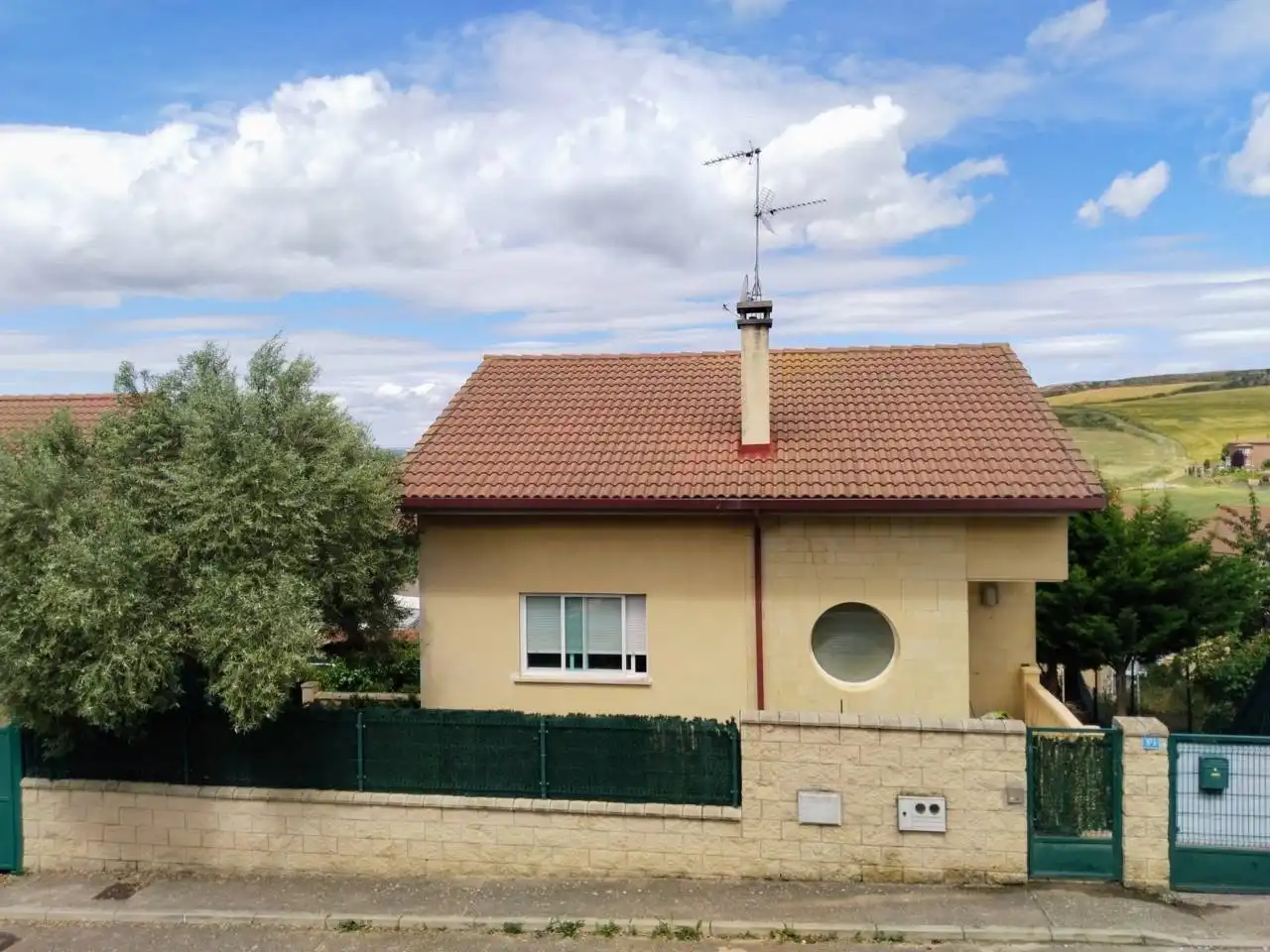 Vista exterior de Casa o xalet en venda en Villariezo amb Calefacció, Jardí privat i Parquet