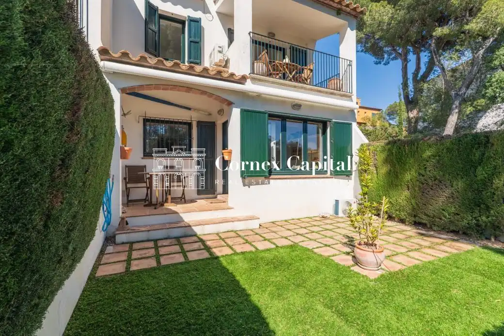 Vista exterior de Casa adosada en venda en Palafrugell amb Aire condicionat, Calefacció i Jardí privat