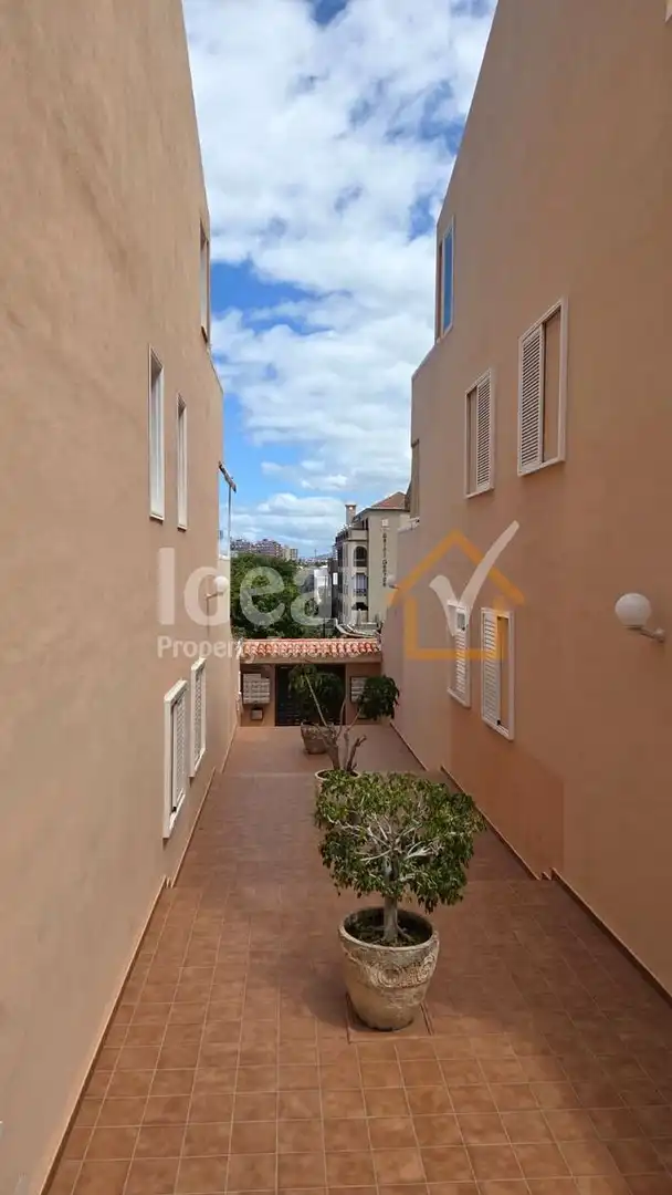 Vista exterior de Apartamento en venta en Arona con Terraza y Amueblado