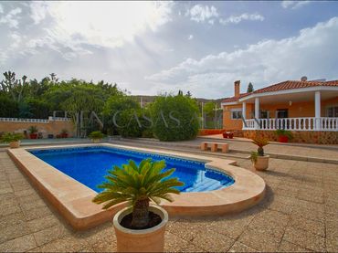 Chalet con piscina en venta en Valle del Sol