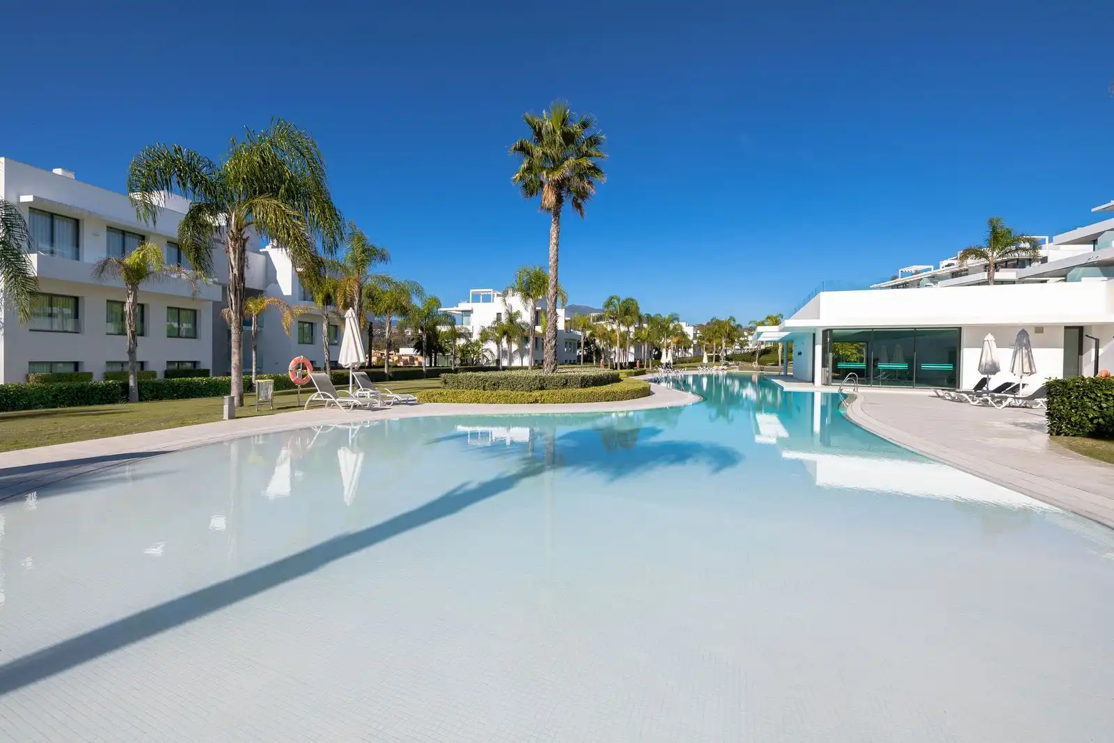 Piscina de Apartamento en venta en Estepona con Terraza, Trastero y Amueblado