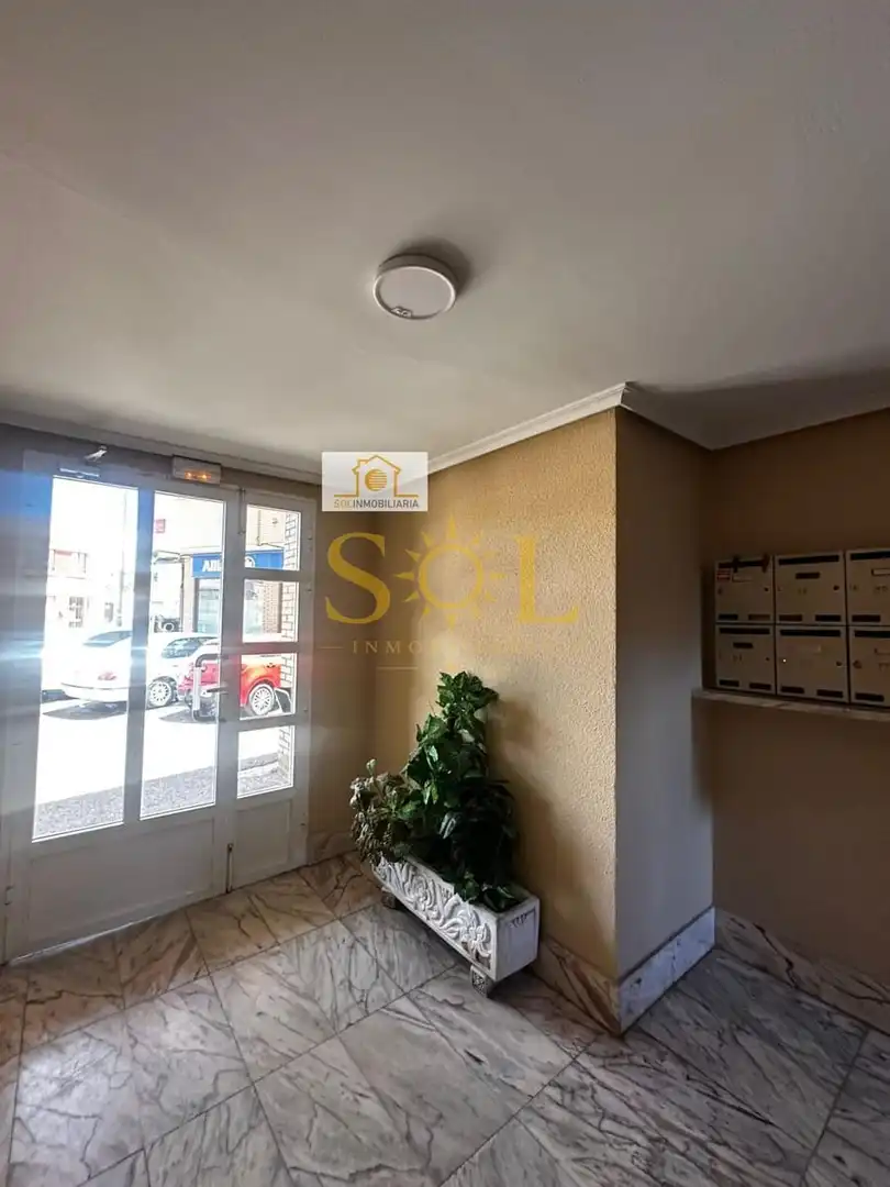 Apartament en venda en León Capital  amb Calefacció, Parquet i Moblat