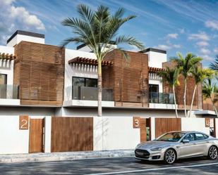 Vista exterior de Casa adosada en venda en Estepona amb Aire condicionat, Jardí privat i Terrassa