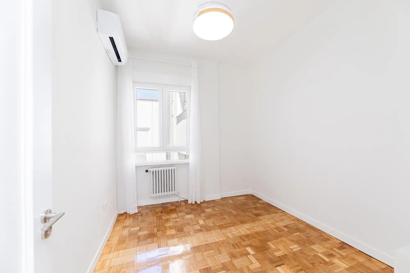 Schlafzimmer von Dachboden zur Miete in Madrid mit Klimaanlage, Heizung und Parkett