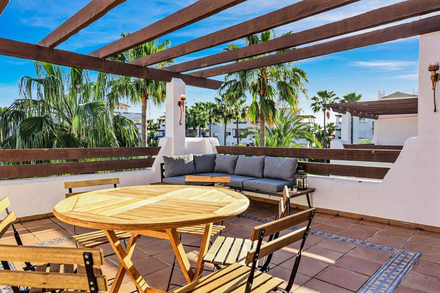 Terraza de Ático en venta en Estepona con Aire acondicionado, Calefacción y Jardín privado