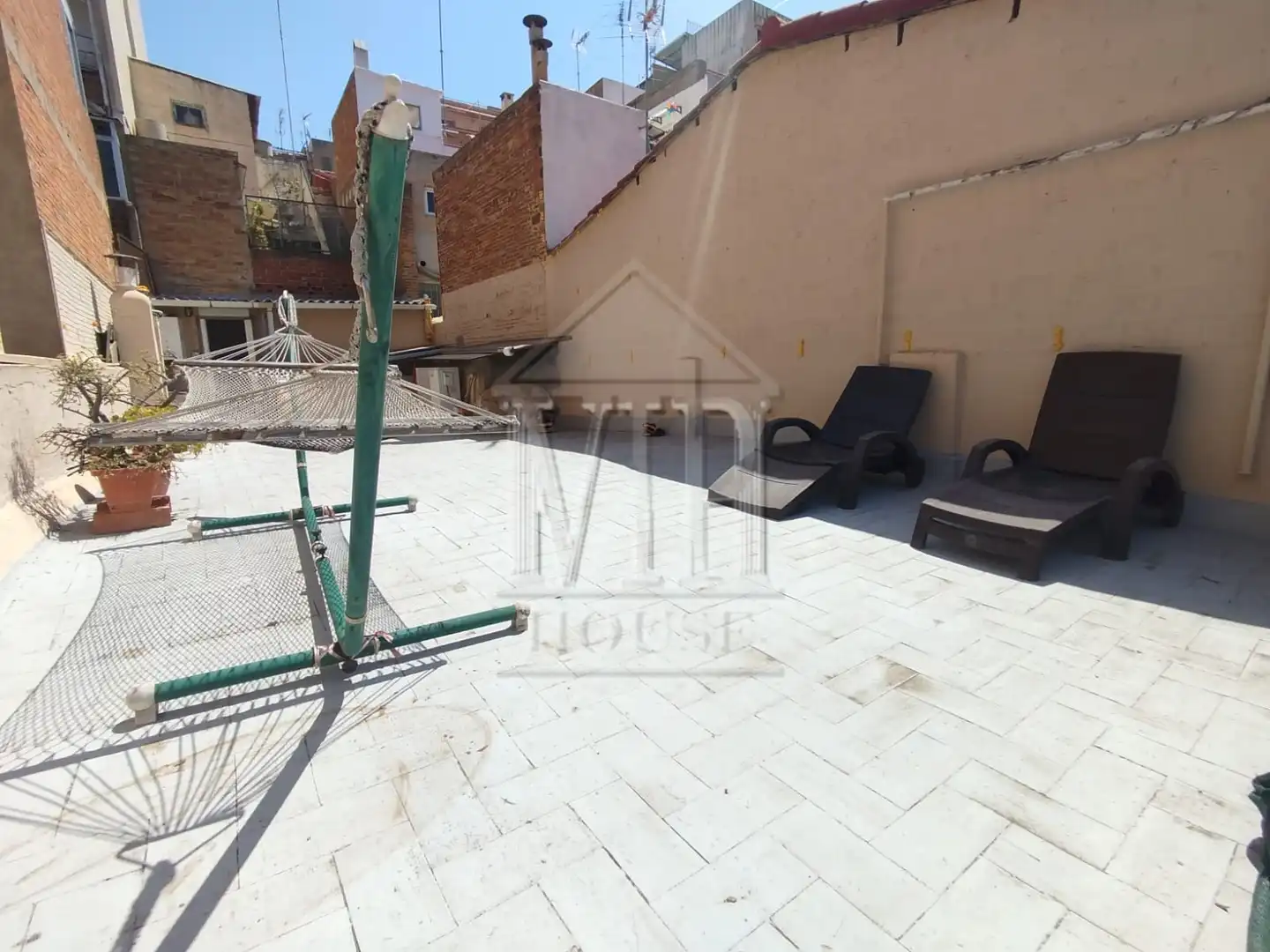 Terrasse von Einfamilien-Reihenhaus zum Verkauf in Badalona mit Klimaanlage, Heizung und Parkett