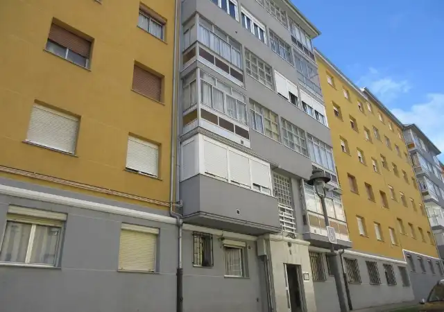 Vista exterior de Piso en venta en Avilés
