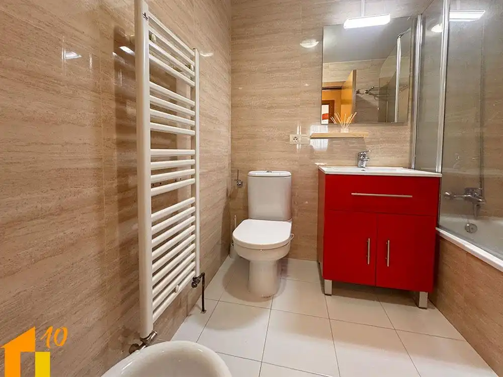 Badezimmer von Wohnungen zum Verkauf in Burgos mit Heizung, Abstellraum und Möbliert
